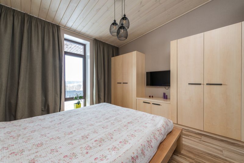 Meuble sur mesure installé dans une chambre